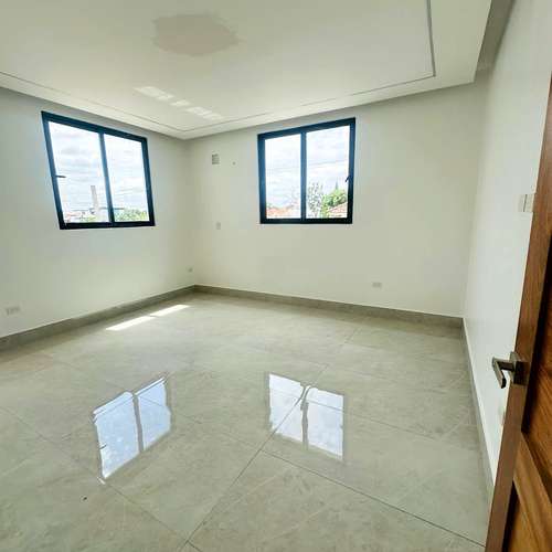 Casa moderna en venta de 4 habitaciones con piscina en Cerro Alto - Imagen 8