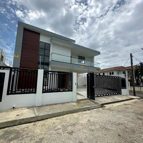 Casa moderna en venta de 4 habitaciones con piscina en Cerro Alto - Imagen 1