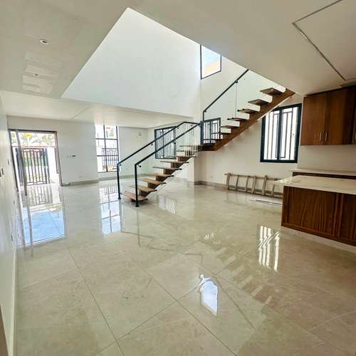 Casa moderna en venta de 4 habitaciones con piscina en Cerro Alto - Imagen 3