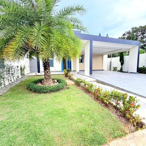 Casa en venta de 3 habitaciones con marquesina para 6 en Gurabo - Imagen 2