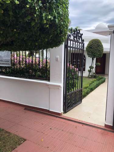 VENTA CASA DE DOS NIVELES EN ZONA EXCLUSIVA DE CERRO ALTO SANTIAGO - Imagen 1