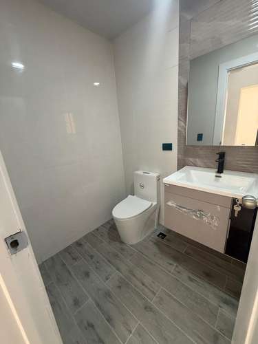 Apartamento con Piscina en Alquiler Cerca de la Playa Caleta - Imagen 11