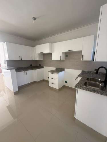 Apartamento con Piscina en Alquiler Cerca de la Playa Caleta - Imagen 6