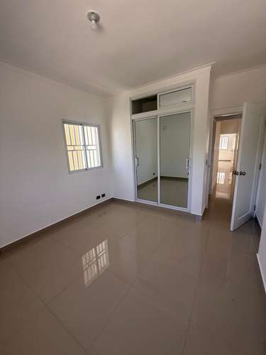Apartamento con Piscina en Alquiler Cerca de la Playa Caleta - Imagen 10