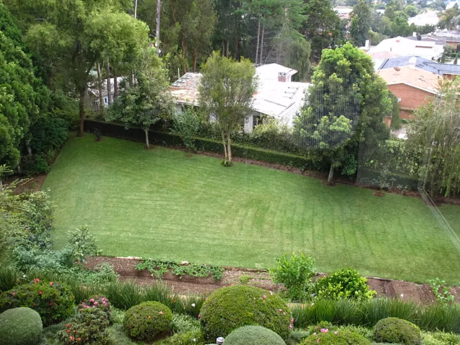 Se vende casa en Las Luces, 4 dormitorios, amplio terreno y jardín.