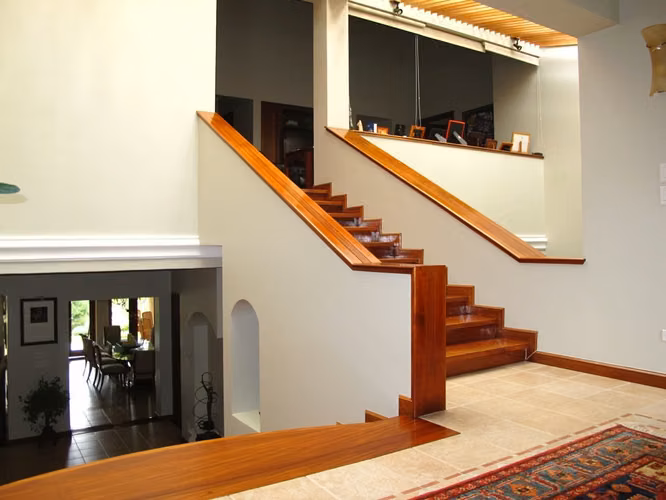 Se vende casa en Las Luces, 4 dormitorios, amplio terreno y jardín.
