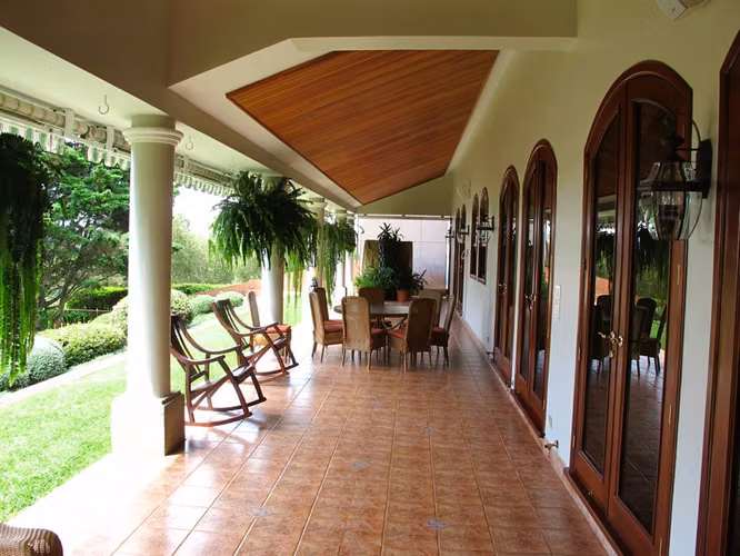 Se vende casa en Las Luces, 4 dormitorios, amplio terreno y jardín.