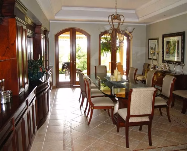 Se vende casa en Las Luces, 4 dormitorios, amplio terreno y jardín.