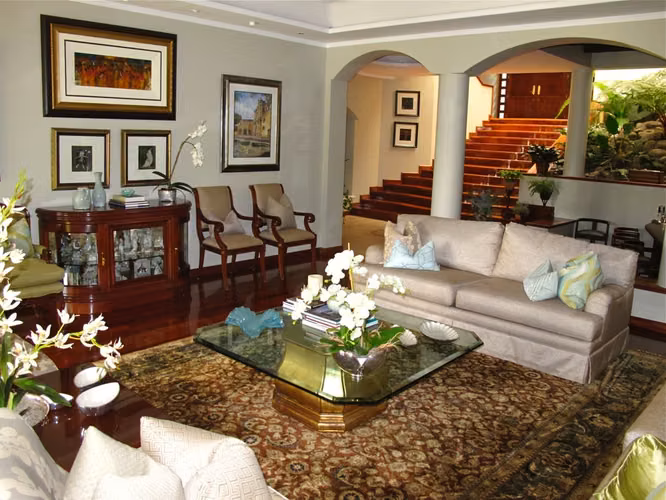 Se vende casa en Las Luces, 4 dormitorios, amplio terreno y jardín.