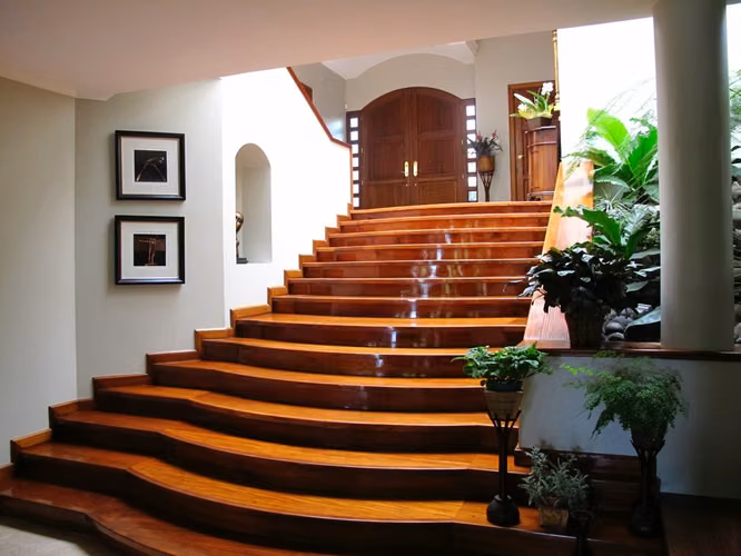 Se vende casa en Las Luces, 4 dormitorios, amplio terreno y jardín.