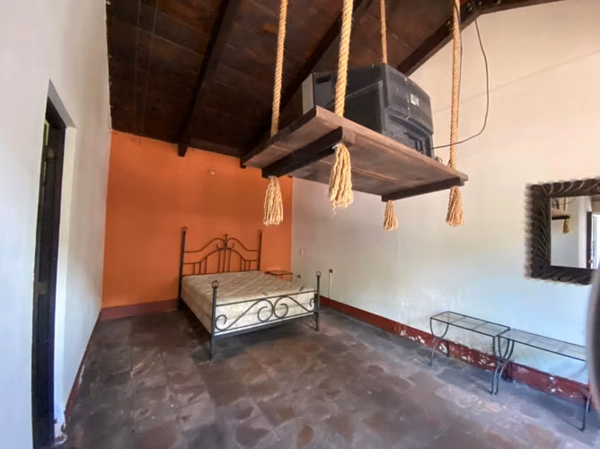 Se vende propiedad en la entrada Antigua Guatemala, ideal para hotel.
