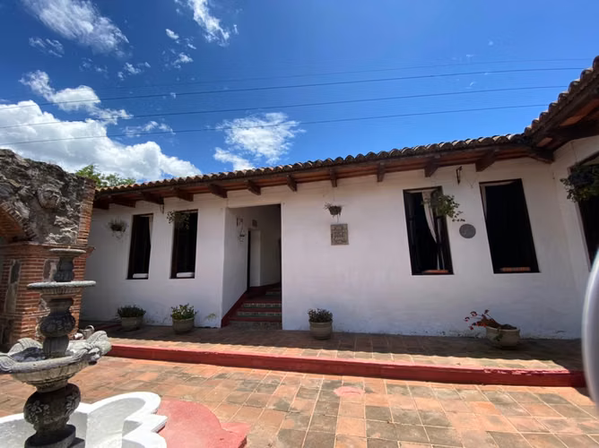 Se vende propiedad en la entrada Antigua Guatemala, ideal para hotel.