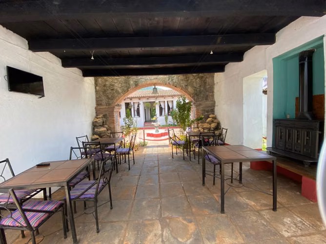 Se vende propiedad en la entrada Antigua Guatemala, ideal para hotel.