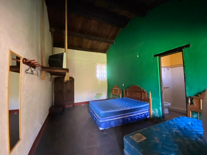 Se vende propiedad en la entrada Antigua Guatemala, ideal para hotel.