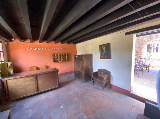 Se vende propiedad en la entrada Antigua Guatemala, ideal para hotel.