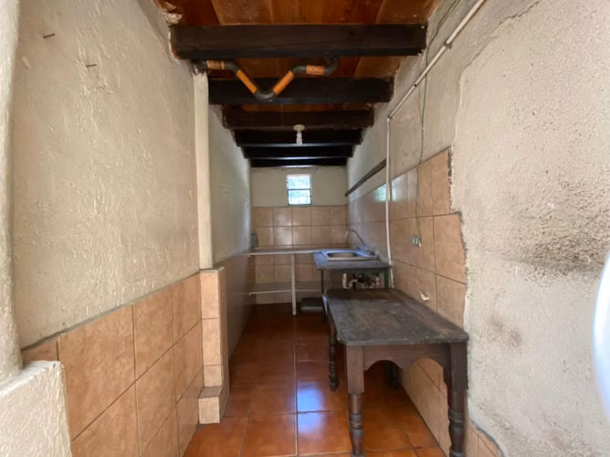 Se vende propiedad en la entrada Antigua Guatemala, ideal para hotel.