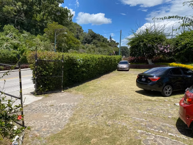 Se vende propiedad en la entrada Antigua Guatemala, ideal para hotel.