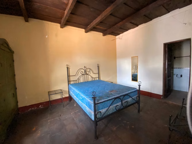 Se vende propiedad en la entrada Antigua Guatemala, ideal para hotel.