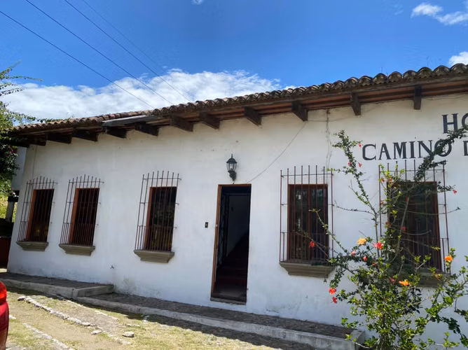 Se vende propiedad en la entrada Antigua Guatemala, ideal para hotel.