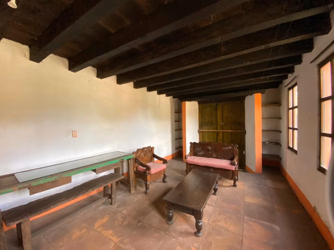 Se vende propiedad en la entrada Antigua Guatemala, ideal para hotel.