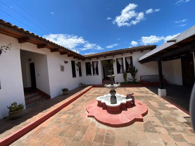 Se vende propiedad en la entrada Antigua Guatemala, ideal para hotel.