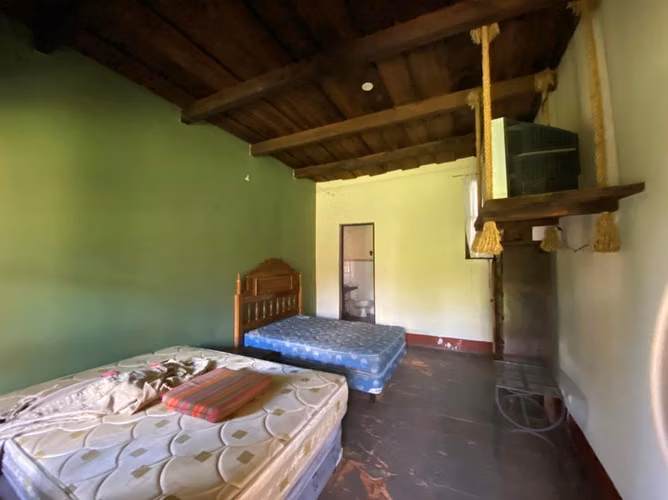 Se vende propiedad en la entrada Antigua Guatemala, ideal para hotel.