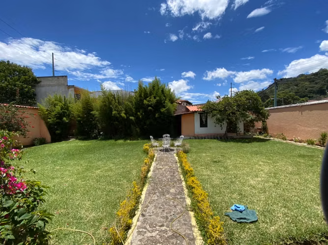 Se vende propiedad en la entrada Antigua Guatemala, ideal para hotel.