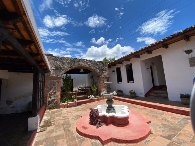 Se vende propiedad en la entrada Antigua Guatemala, ideal para hotel.
