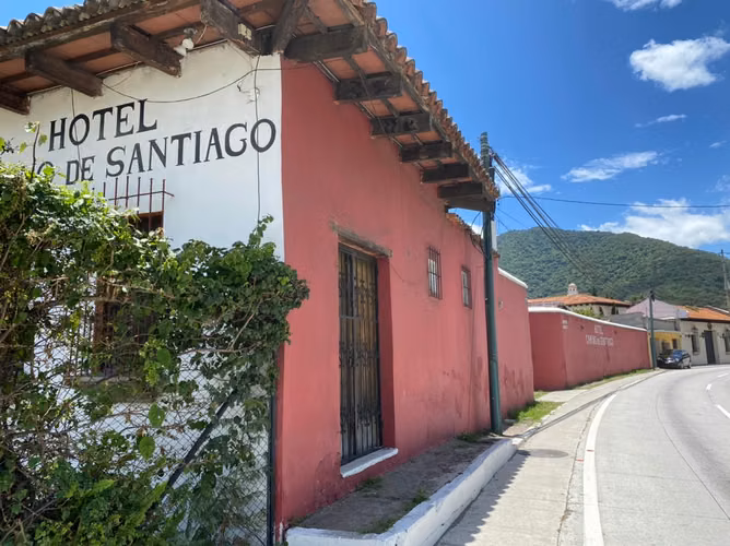 Se vende propiedad en la entrada Antigua Guatemala, ideal para hotel.