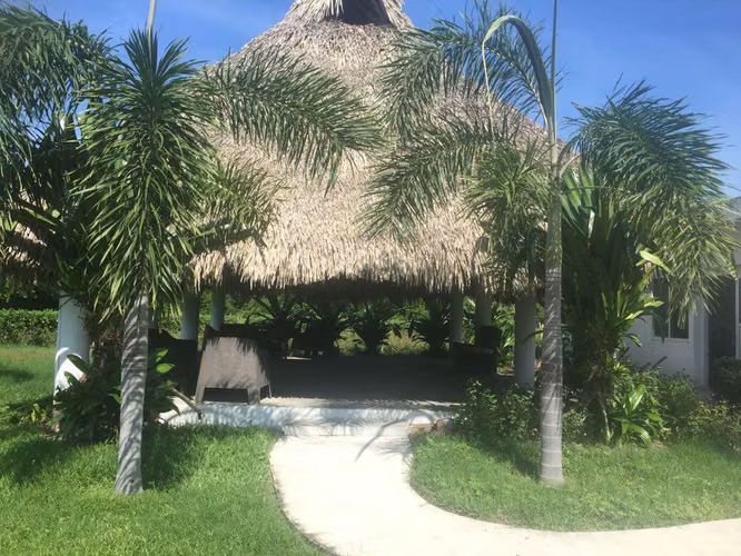 Casa en venta en Monterrico, frente a la playa. - Imagen 11