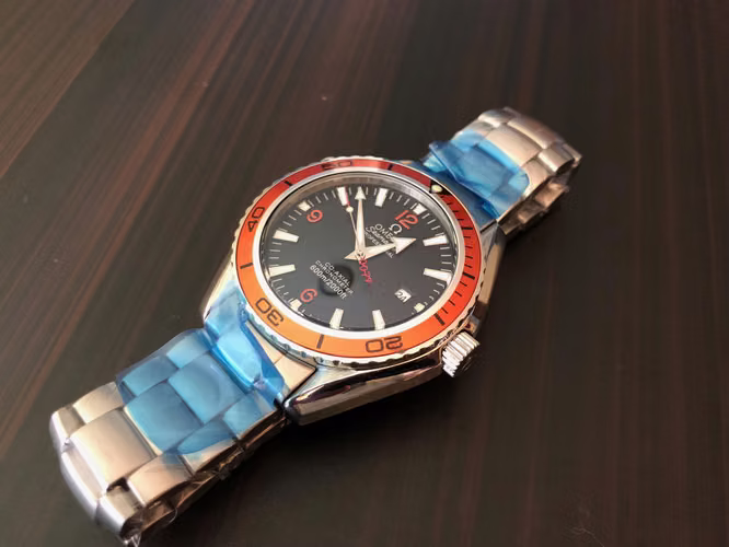 Omega Seamaster 007 con bisel naranja!