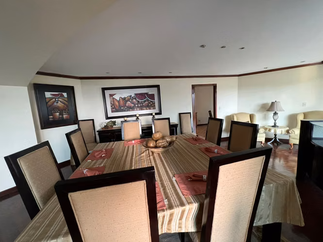 Lindo y amplio apartamento en zona 14, excelente ubicación.