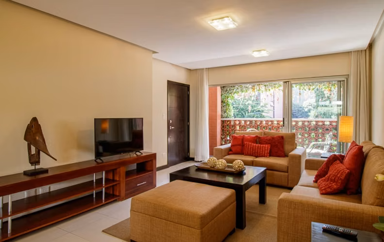 Apartamento amueblado en zona 10 de 2 dormitorios - Imagen 3
