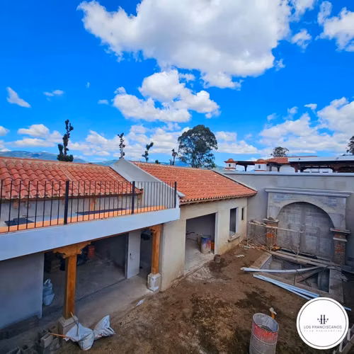 Linda casa en venta en Los Franciscanos, Modelo OPERA, cerca Antigua Guatemala.