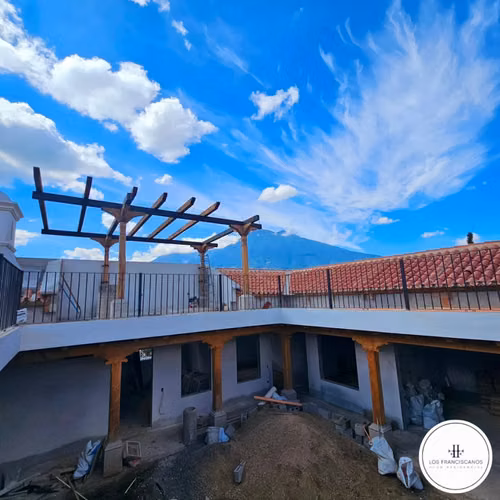 Linda casa en venta en Los Franciscanos, Modelo OPERA, cerca Antigua Guatemala.