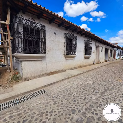 Linda casa en venta en Los Franciscanos, Modelo OPERA, cerca Antigua Guatemala.