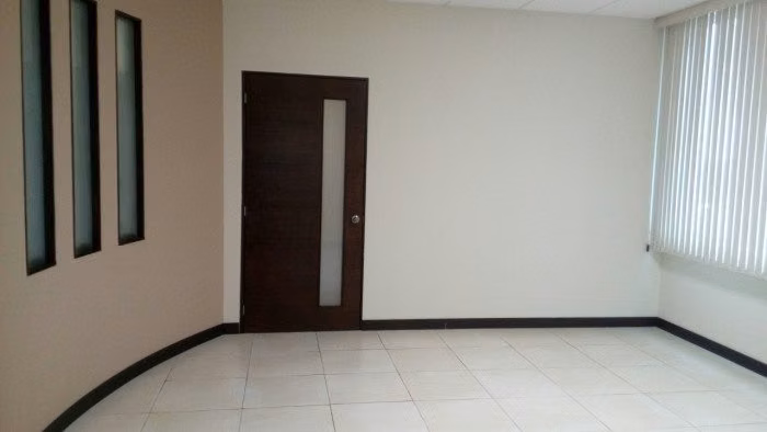 Amplia Oficina en Alquiler en Zona 10 - Imagen 5