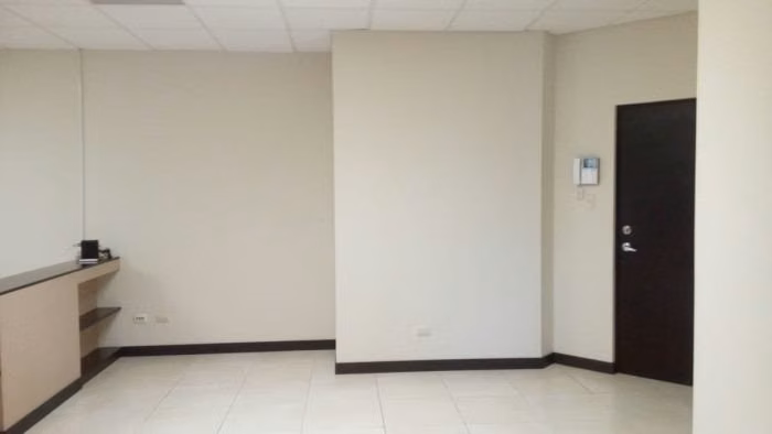Amplia Oficina en Alquiler en Zona 10 - Imagen 9