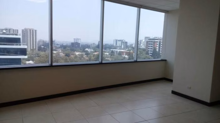 Amplia Oficina en Alquiler en Zona 10