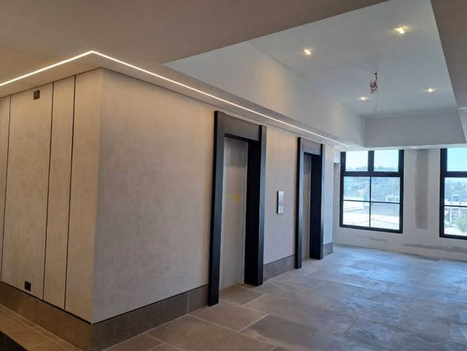 Oficinas en venta y renta en Centro Comercial en CAES - Imagen 3