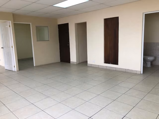 Renta de Oficina en Zona 9 - Edificio Entre 5ª y 6ª Ave. (Parque la Industria)