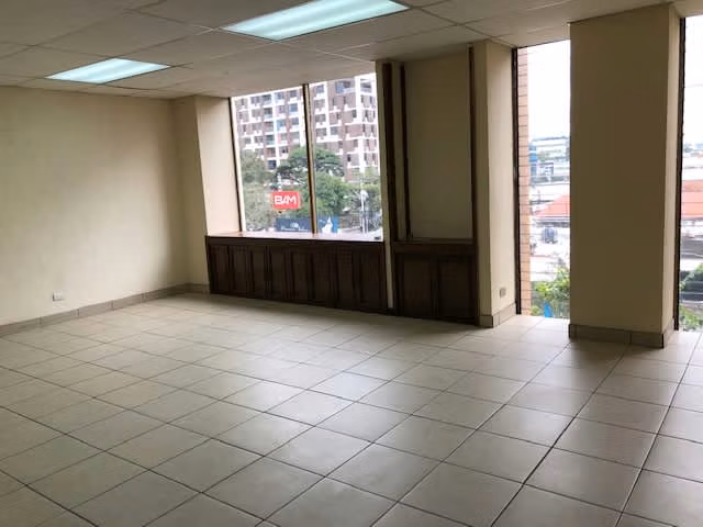 Renta de Oficina en Zona 9 - Edificio Entre 5ª y 6ª Ave. (Parque la Industria)
