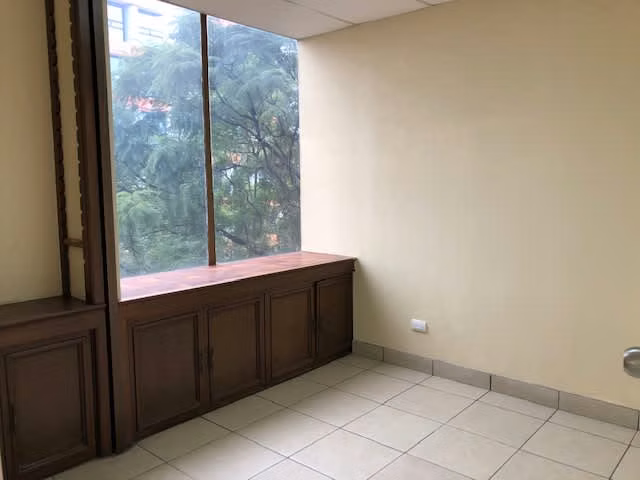 Renta de Oficina en Zona 9 - Edificio Entre 5ª y 6ª Ave. (Parque la Industria)