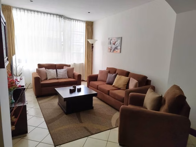 Alquilo lindo apartamento zona 10 Milenia amueblado $1,100