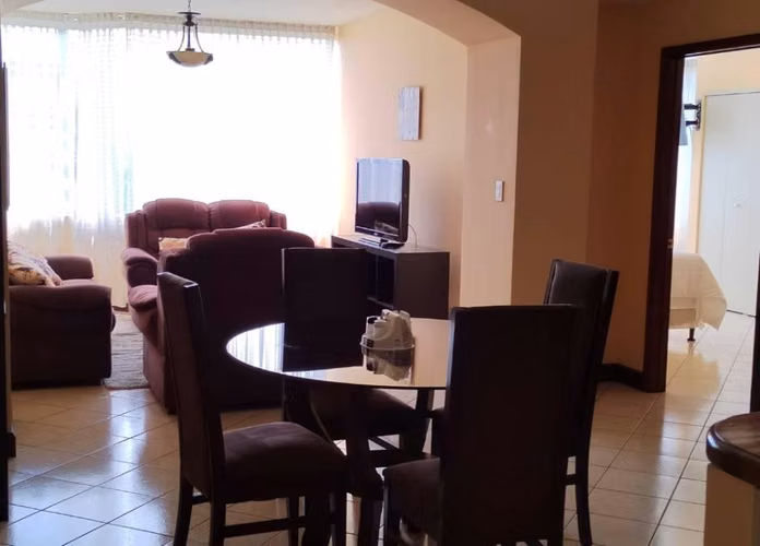 Alquilo lindo apartamento zona 10 Milenia amueblado $1,100