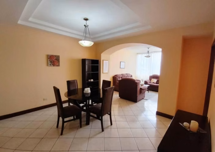 Alquilo lindo apartamento zona 10 Milenia amueblado $1,100