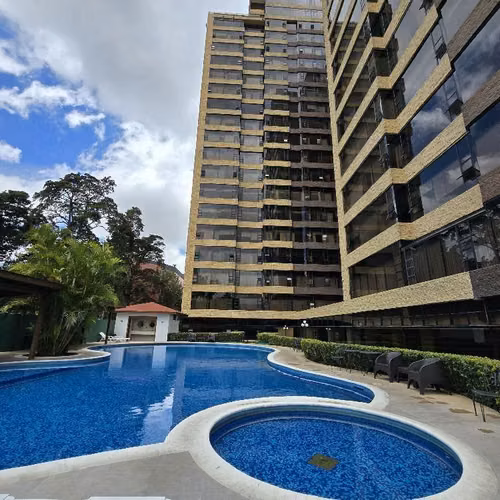 Alquilo lindo apartamento zona 10 Milenia amueblado $1,100