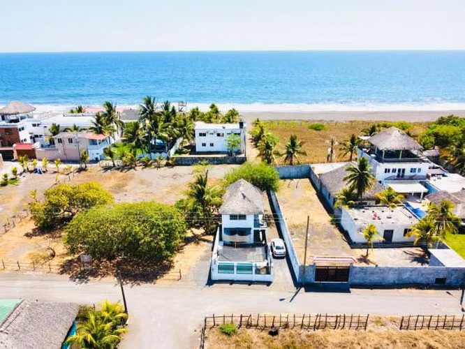 Casa con Terreno Vacacional de Playa Venta Monterrico