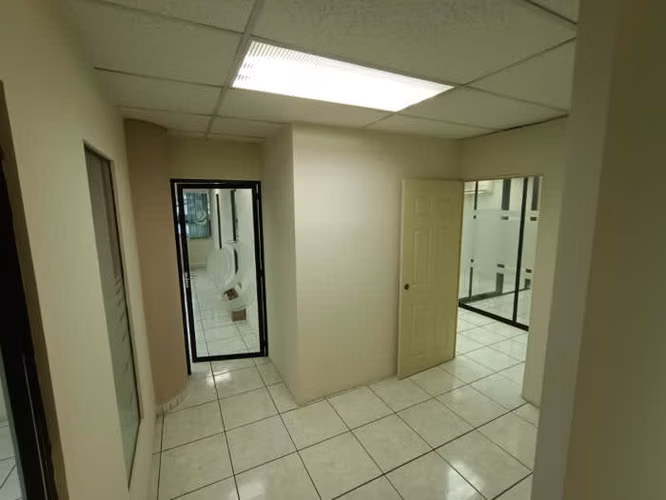 Oficina en renta en zona 9 Edificio Heralso