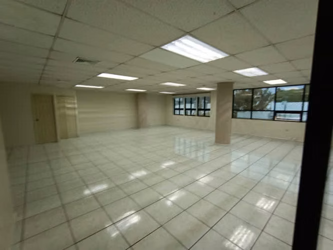 Oficina en renta en zona 9 edificio Heralso